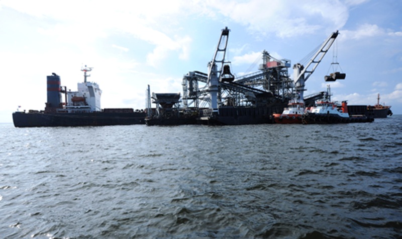 Vessel Loading FLF Samarinda Anchorage